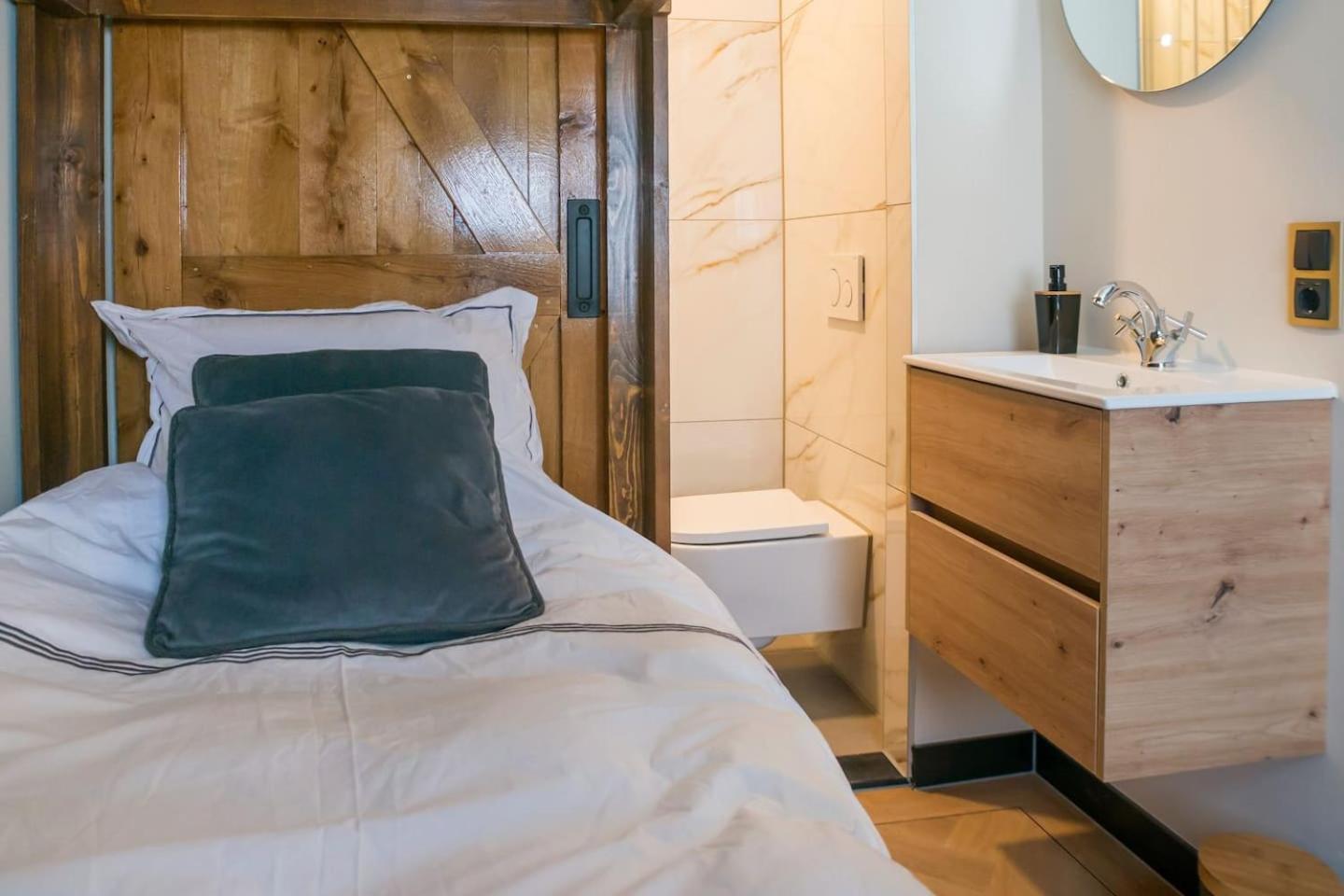 Petite Room With Wifi, Ac, And Shared Kitchen 튈뷔르흐 외부 사진