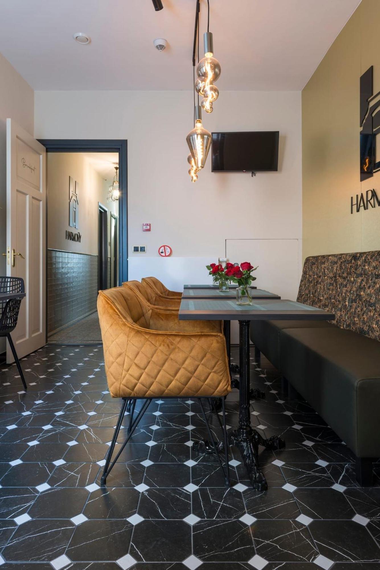 Petite Room With Wifi, Ac, And Shared Kitchen 튈뷔르흐 외부 사진