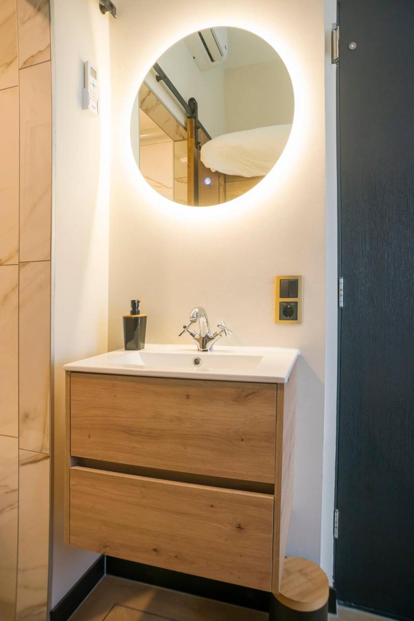 Petite Room With Wifi, Ac, And Shared Kitchen 튈뷔르흐 외부 사진